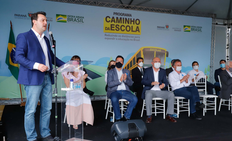 O governador Carlos Massa Ratinho Junior entregou 45 ônibus escolares para serem usados prioritariamente por estudantes residentes em áreas rurais e ribeirinhas do Paraná. A entrega foi nesta terça-feira (15). O objetivo é renovar, ampliar a padronizar a frota de veículos escolares da Rede Pública de Ensino. Adaptados com tração nas quatro rodas e acessibilidade para os portadores de algum tipo de deficiência, os veículos vão atender 39 municípios, de diferentes regiões, nesta primeira fase.