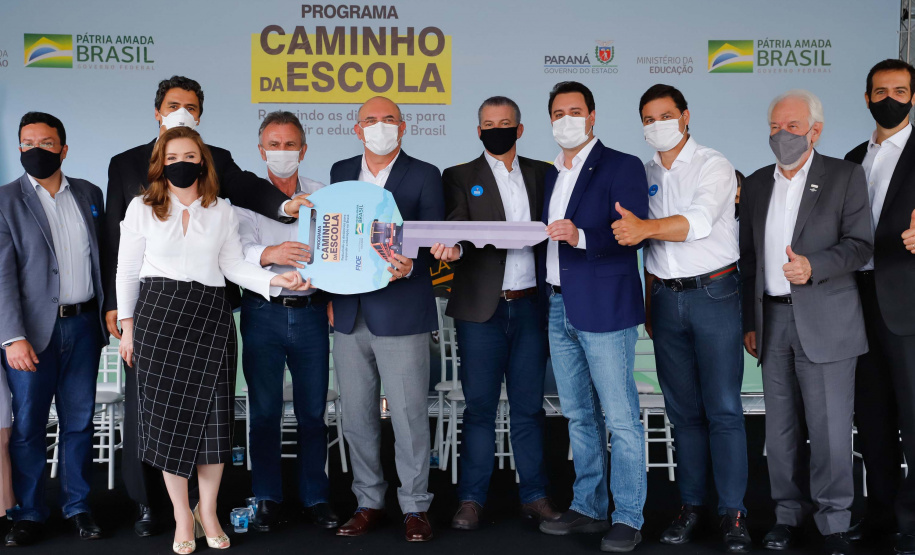 O governador Carlos Massa Ratinho Junior entregou 45 ônibus escolares para serem usados prioritariamente por estudantes residentes em áreas rurais e ribeirinhas do Paraná. A entrega foi nesta terça-feira (15). O objetivo é renovar, ampliar a padronizar a frota de veículos escolares da Rede Pública de Ensino. Adaptados com tração nas quatro rodas e acessibilidade para os portadores de algum tipo de deficiência, os veículos vão atender 39 municípios, de diferentes regiões, nesta primeira fase.