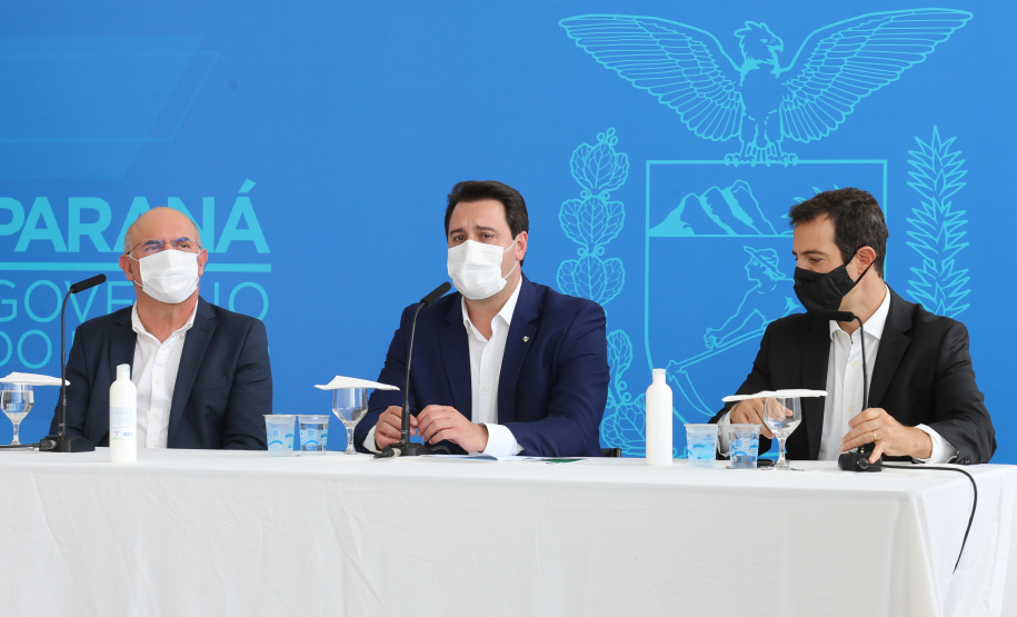 O governador Carlos Massa Ratinho Junior participa  nesta terca-feira (15), de coletiva de imprensa   para esclarecer dúvidas sobre o retorno presencial das aulas na Rede Pública de Ensino do Paraná,  acompanhado do ministro da Educação, Milton Ribeiro e do secretario de Educacao Renato Feder. Curitiba, 15/11/2020. Foto: Geraldo Bubniak/AEN