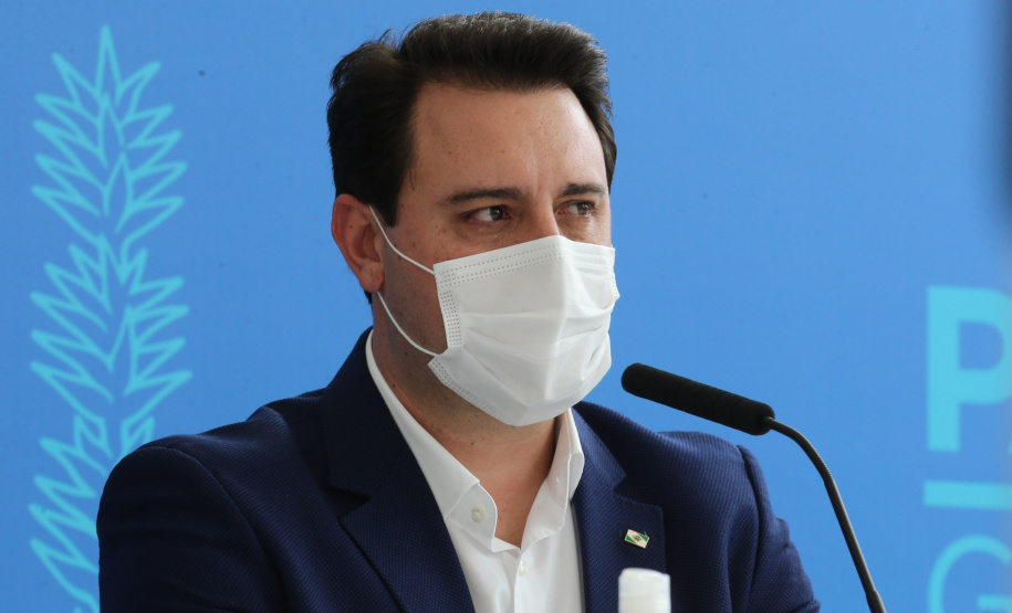 O governador Carlos Massa Ratinho Junior participa  nesta terca-feira (15), de coletiva de imprensa   para esclarecer dúvidas sobre o retorno presencial das aulas na Rede Pública de Ensino do Paraná,  acompanhado do ministro da Educação, Milton Ribeiro e do secretario de Educacao Renato Feder. Curitiba, 15/11/2020. Foto: Geraldo Bubniak/AEN