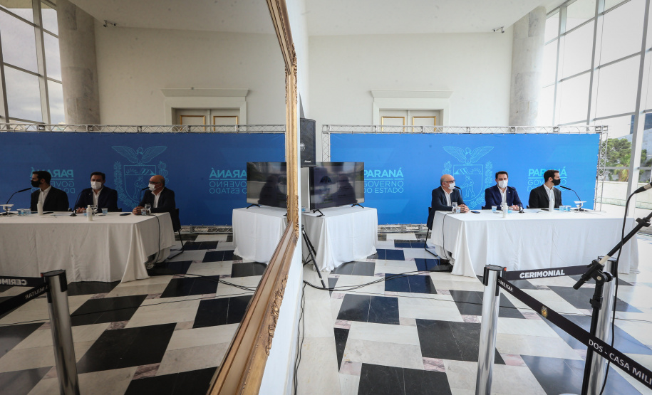 O governador Carlos Massa Ratinho Junior participa  nesta terca-feira (15), de coletiva de imprensa   para esclarecer dúvidas sobre o retorno presencial das aulas na Rede Pública de Ensino do Paraná,  acompanhado do ministro da Educação, Milton Ribeiro e do secretario de Educacao Renato Feder. Curitiba, 15/11/2020. Foto: Geraldo Bubniak/AEN