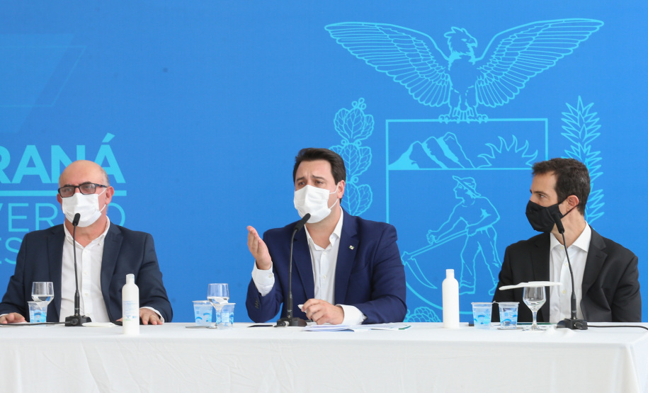O governador Carlos Massa Ratinho Junior participa  nesta terca-feira (15), de coletiva de imprensa   para esclarecer dúvidas sobre o retorno presencial das aulas na Rede Pública de Ensino do Paraná,  acompanhado do ministro da Educação, Milton Ribeiro e do secretario de Educacao Renato Feder. Curitiba, 15/11/2020. Foto: Geraldo Bubniak/AEN