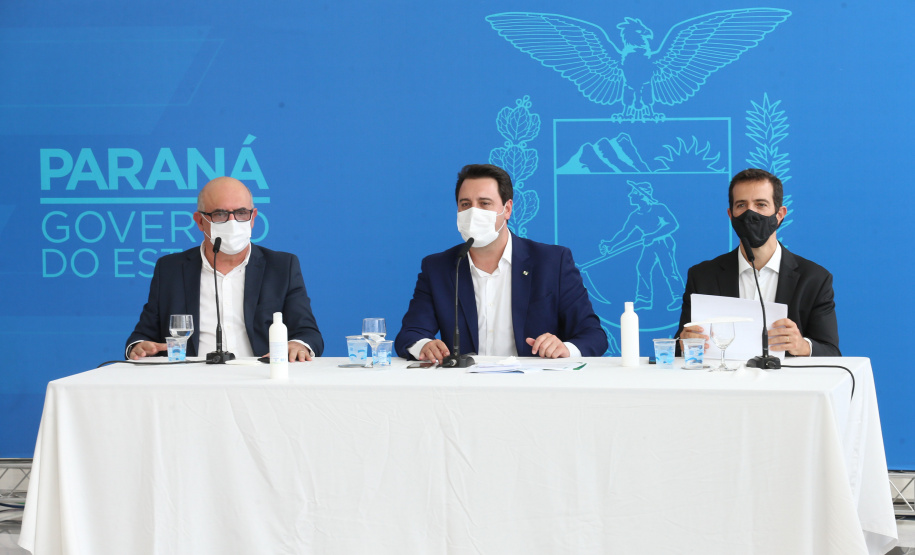 O governador Carlos Massa Ratinho Junior participa  nesta terca-feira (15), de coletiva de imprensa   para esclarecer dúvidas sobre o retorno presencial das aulas na Rede Pública de Ensino do Paraná,  acompanhado do ministro da Educação, Milton Ribeiro e do secretario de Educacao Renato Feder. Curitiba, 15/11/2020. Foto: Geraldo Bubniak/AEN