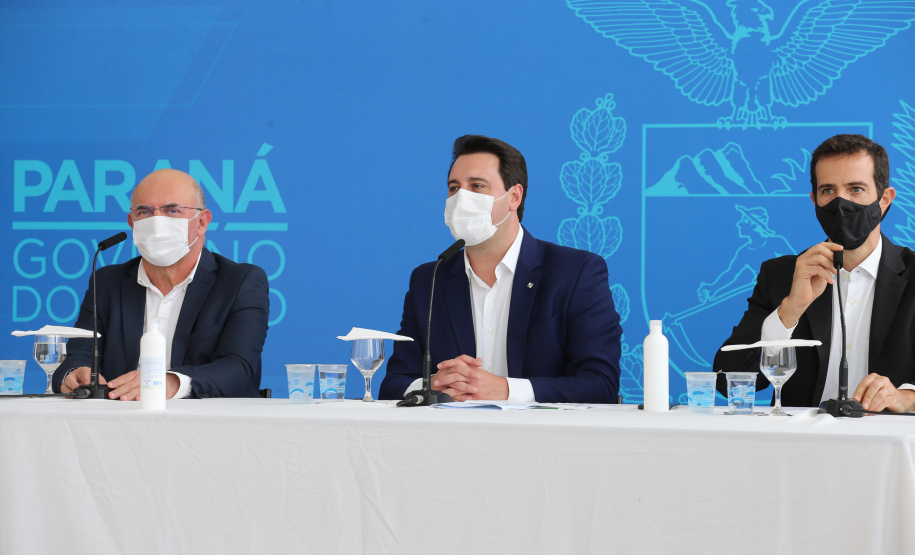 O governador Carlos Massa Ratinho Junior participa  nesta terca-feira (15), de coletiva de imprensa   para esclarecer dúvidas sobre o retorno presencial das aulas na Rede Pública de Ensino do Paraná,  acompanhado do ministro da Educação, Milton Ribeiro e do secretario de Educacao Renato Feder. Curitiba, 15/11/2020. Foto: Geraldo Bubniak/AEN