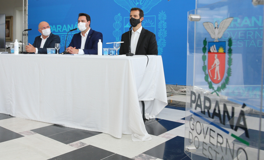 O governador Carlos Massa Ratinho Junior participa  nesta terca-feira (15), de coletiva de imprensa   para esclarecer dúvidas sobre o retorno presencial das aulas na Rede Pública de Ensino do Paraná,  acompanhado do ministro da Educação, Milton Ribeiro e do secretario de Educacao Renato Feder. Curitiba, 15/11/2020. Foto: Geraldo Bubniak/AEN