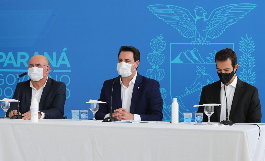 O governador Carlos Massa Ratinho Junior participa  nesta terca-feira (15), de coletiva de imprensa   para esclarecer dúvidas sobre o retorno presencial das aulas na Rede Pública de Ensino do Paraná,  acompanhado do ministro da Educação, Milton Ribeiro e do secretario de Educacao Renato Feder. Curitiba, 15/11/2020. Foto: Geraldo Bubniak/AEN