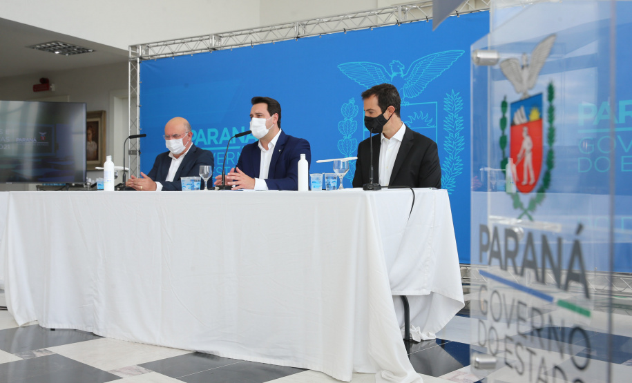 O governador Carlos Massa Ratinho Junior participa  nesta terca-feira (15), de coletiva de imprensa   para esclarecer dúvidas sobre o retorno presencial das aulas na Rede Pública de Ensino do Paraná,  acompanhado do ministro da Educação, Milton Ribeiro e do secretario de Educacao Renato Feder. Curitiba, 15/11/2020. Foto: Geraldo Bubniak/AEN