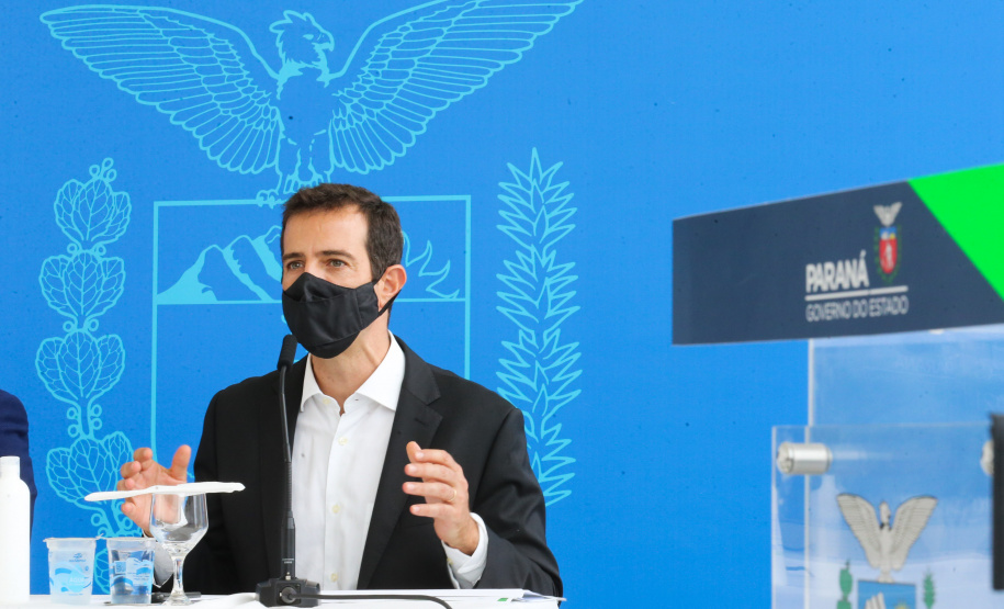 O governador Carlos Massa Ratinho Junior participa  nesta terca-feira (15), de coletiva de imprensa   para esclarecer dúvidas sobre o retorno presencial das aulas na Rede Pública de Ensino do Paraná,  acompanhado do ministro da Educação, Milton Ribeiro e do secretario de Educacao Renato Feder. Curitiba, 15/11/2020. Foto: Geraldo Bubniak/AEN