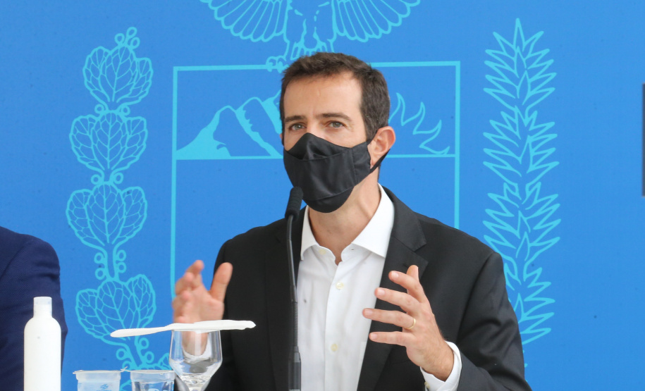 O governador Carlos Massa Ratinho Junior participa  nesta terca-feira (15), de coletiva de imprensa   para esclarecer dúvidas sobre o retorno presencial das aulas na Rede Pública de Ensino do Paraná,  acompanhado do ministro da Educação, Milton Ribeiro e do secretario de Educacao Renato Feder. Curitiba, 15/11/2020. Foto: Geraldo Bubniak/AEN