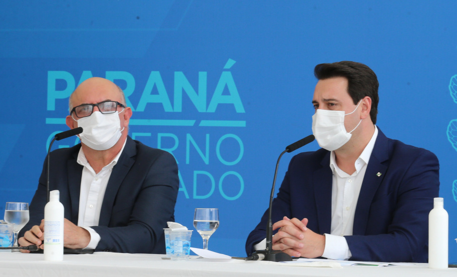 O governador Carlos Massa Ratinho Junior participa  nesta terca-feira (15), de coletiva de imprensa   para esclarecer dúvidas sobre o retorno presencial das aulas na Rede Pública de Ensino do Paraná,  acompanhado do ministro da Educação, Milton Ribeiro e do secretario de Educacao Renato Feder. Curitiba, 15/11/2020. Foto: Geraldo Bubniak/AEN