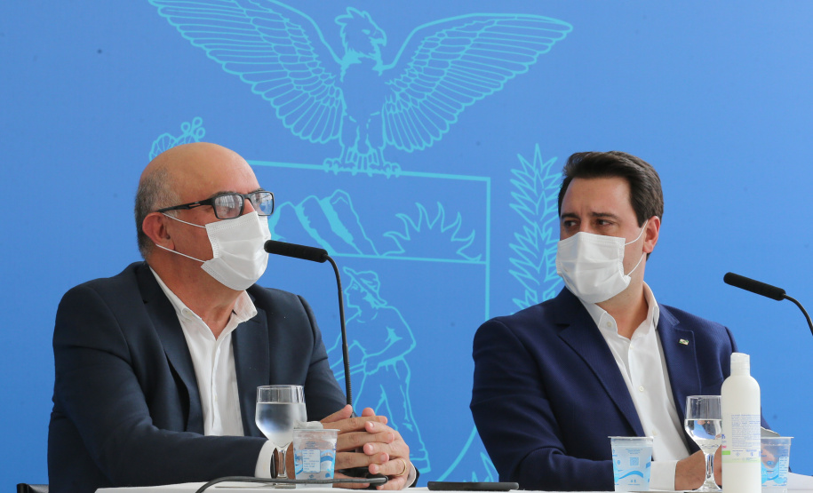 O governador Carlos Massa Ratinho Junior participa  nesta terca-feira (15), de coletiva de imprensa   para esclarecer dúvidas sobre o retorno presencial das aulas na Rede Pública de Ensino do Paraná,  acompanhado do ministro da Educação, Milton Ribeiro e do secretario de Educacao Renato Feder. Curitiba, 15/11/2020. Foto: Geraldo Bubniak/AEN