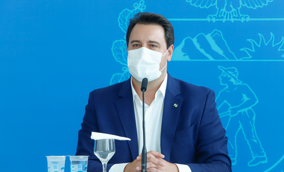 O ano letivo de 2021 na Rede Estadual de Ensino do Paraná vai começar em 18 de fevereiro em formato híbrido. 
A confirmação do calendário escolar foi feita pelo governador Carlos Massa Ratinho Junior durante entrevista coletiva, nesta terça-feira (15), no Palácio Iguaçu.