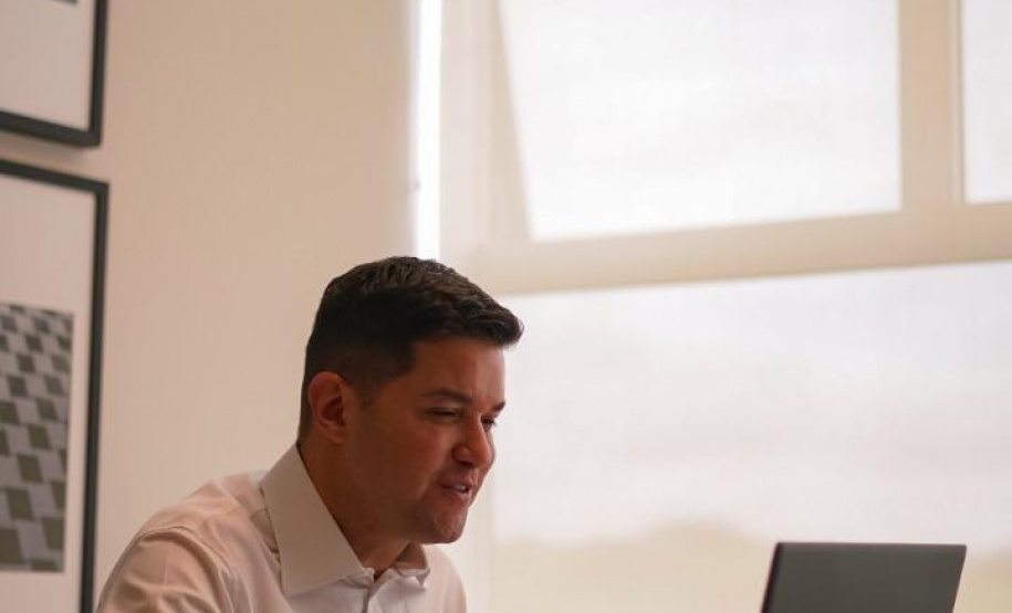 A experiência do Paraná na implantação da Agenda 2030 foi um dos temas do último dia da segunda missão de apuração de fatos da Organização para Cooperação e Desenvolvimento Econômico, que avalia a adesão do Brasil à OCDE. Nesta terça-feira (15), o chefe da Casa Civil do Governo, Guto Silva, confirmou que em 2021 o Estado firmará uma nova parceria com a OCDE para continuar a implementação dos Objetivos de Desenvolvimento Sustentável (ODS) junto aos municípios. Foto: Guilherme Flores