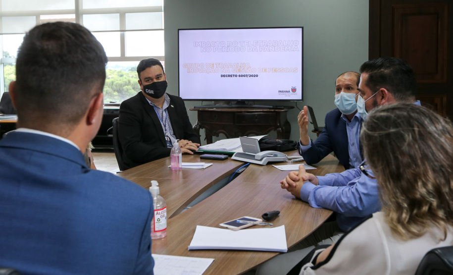 De janeiro a outubro deste ano, o governo do estado do Paraná economizou R$ 71,4 milhões com o estabelecimento do teletrabalho. A redução de gastos é referente á economia gerada nas viagens e também nas despesas fixas correntes da estrutura governamental. Os resultados foram apresentados pelo Grupo de Trabalho Inovação na Gestão de Pessoas, que analisou o impacto do teletrabalho no período da pandemia.Foto: Geraldo Bubniak/AEN