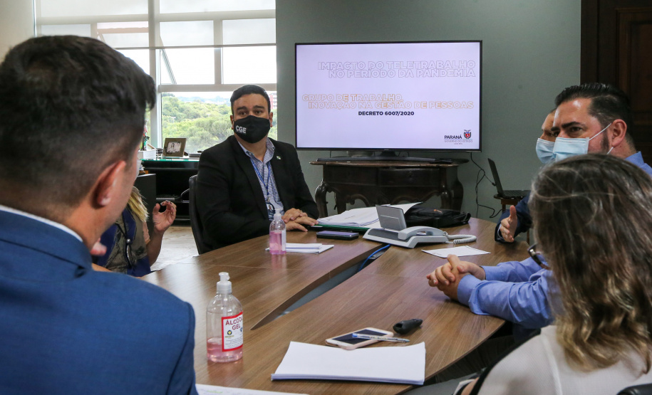 De janeiro a outubro deste ano, o governo do estado do Paraná economizou R$ 71,4 milhões com o estabelecimento do teletrabalho. A redução de gastos é referente á economia gerada nas viagens e também nas despesas fixas correntes da estrutura governamental. Os resultados foram apresentados pelo Grupo de Trabalho Inovação na Gestão de Pessoas, que analisou o impacto do teletrabalho no período da pandemia.Foto: Geraldo Bubniak/AEN