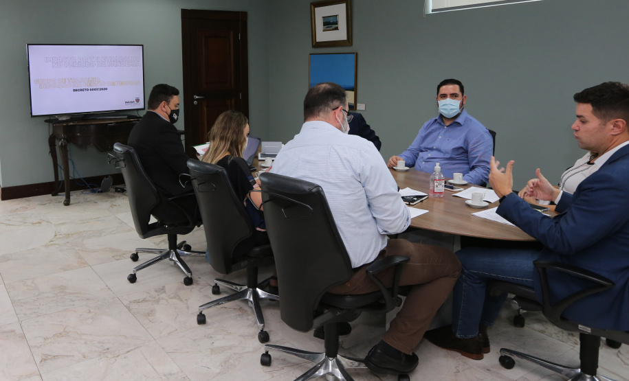 De janeiro a outubro deste ano, o governo do estado do Paraná economizou R$ 71,4 milhões com o estabelecimento do teletrabalho. A redução de gastos é referente á economia gerada nas viagens e também nas despesas fixas correntes da estrutura governamental. Os resultados foram apresentados pelo Grupo de Trabalho Inovação na Gestão de Pessoas, que analisou o impacto do teletrabalho no período da pandemia.Foto: Geraldo Bubniak/AEN