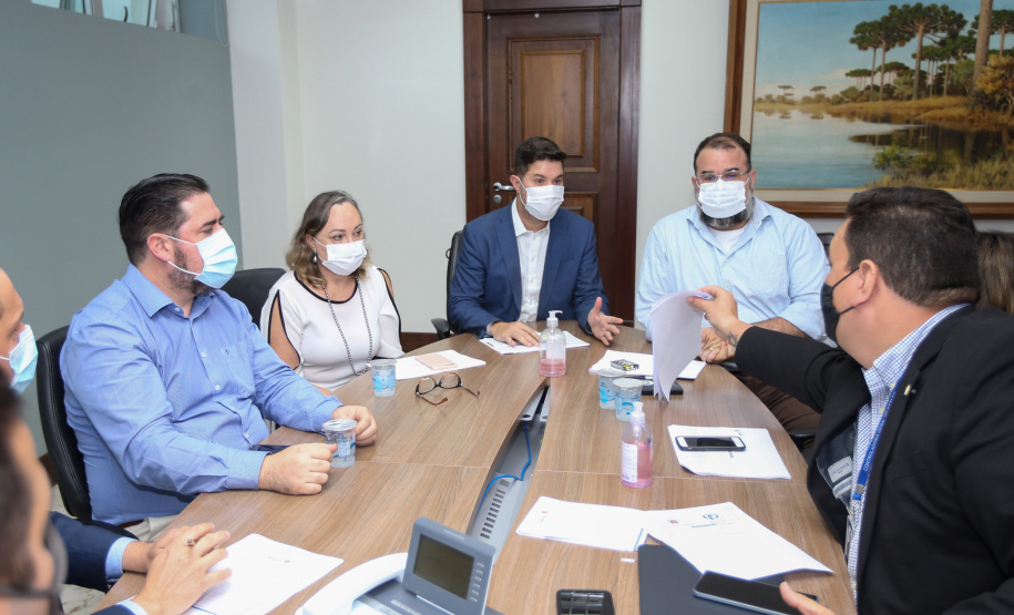 De janeiro a outubro deste ano, o governo do estado do Paraná economizou R$ 71,4 milhões com o estabelecimento do teletrabalho. A redução de gastos é referente á economia gerada nas viagens e também nas despesas fixas correntes da estrutura governamental. Os resultados foram apresentados pelo Grupo de Trabalho Inovação na Gestão de Pessoas, que analisou o impacto do teletrabalho no período da pandemia.Foto: Geraldo Bubniak/AEN