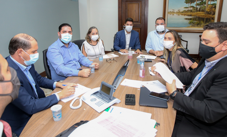 De janeiro a outubro deste ano, o governo do estado do Paraná economizou R$ 71,4 milhões com o estabelecimento do teletrabalho. A redução de gastos é referente á economia gerada nas viagens e também nas despesas fixas correntes da estrutura governamental. Os resultados foram apresentados pelo Grupo de Trabalho Inovação na Gestão de Pessoas, que analisou o impacto do teletrabalho no período da pandemia.Foto: Geraldo Bubniak/AEN