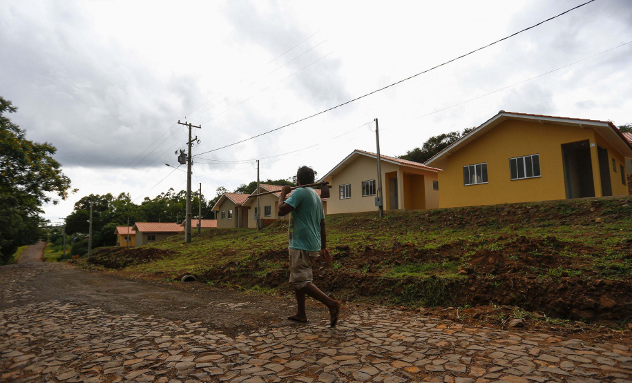 As 20 casas populares do conjunto habitacional erguido no bairro Jardim Planalto em Guaraniaçu, na região Oeste do Estado, serão entregues no começo de 2021. O empreendimento é uma parceria do Governo do Paraná, da Itaipu Binacional e da prefeitura do município e recebeu investimento de R$ 1.035.744,30. Ele se soma a projetos similares que estão em andamento em outros 15 municípios. - 02-12-2020 - Foto: Jonathan Campos/ AEN