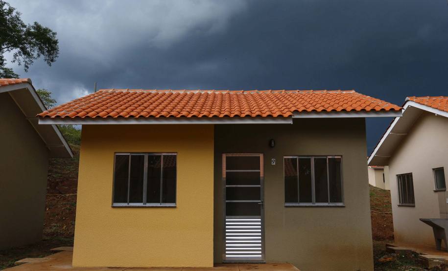 As 20 casas populares do conjunto habitacional erguido no bairro Jardim Planalto em Guaraniaçu, na região Oeste do Estado, serão entregues no começo de 2021. O empreendimento é uma parceria do Governo do Paraná, da Itaipu Binacional e da prefeitura do município e recebeu investimento de R$ 1.035.744,30. Ele se soma a projetos similares que estão em andamento em outros 15 municípios. - 02-12-2020 - Foto: Jonathan Campos/ AEN