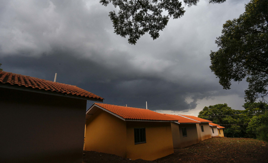 As 20 casas populares do conjunto habitacional erguido no bairro Jardim Planalto em Guaraniaçu, na região Oeste do Estado, serão entregues no começo de 2021. O empreendimento é uma parceria do Governo do Paraná, da Itaipu Binacional e da prefeitura do município e recebeu investimento de R$ 1.035.744,30. Ele se soma a projetos similares que estão em andamento em outros 15 municípios. - 02-12-2020 - Foto: Jonathan Campos/ AEN