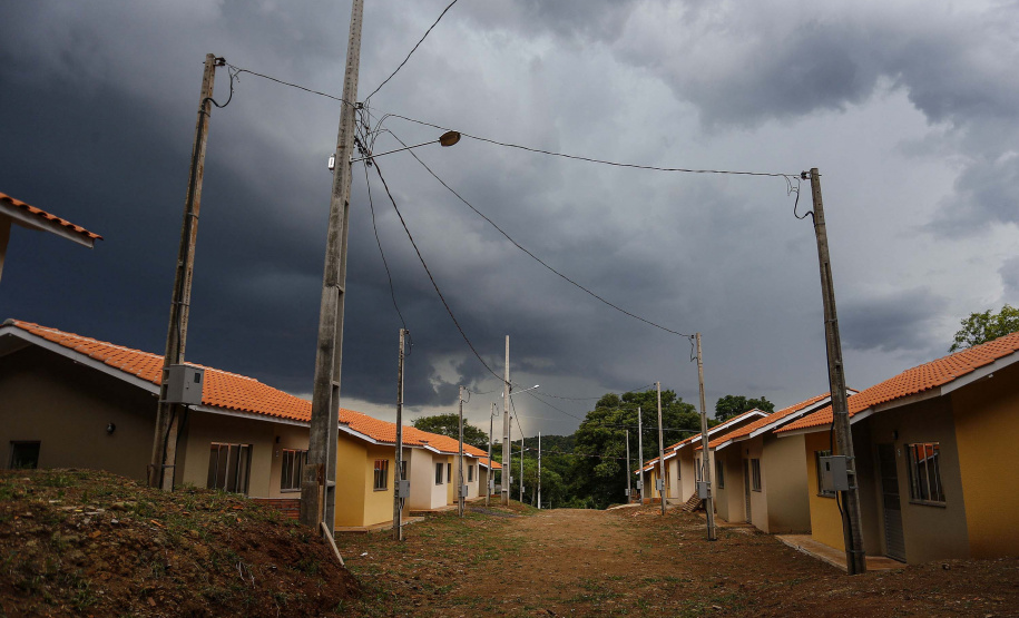 As 20 casas populares do conjunto habitacional erguido no bairro Jardim Planalto em Guaraniaçu, na região Oeste do Estado, serão entregues no começo de 2021. O empreendimento é uma parceria do Governo do Paraná, da Itaipu Binacional e da prefeitura do município e recebeu investimento de R$ 1.035.744,30. Ele se soma a projetos similares que estão em andamento em outros 15 municípios. - 02-12-2020 - Foto: Jonathan Campos/ AEN