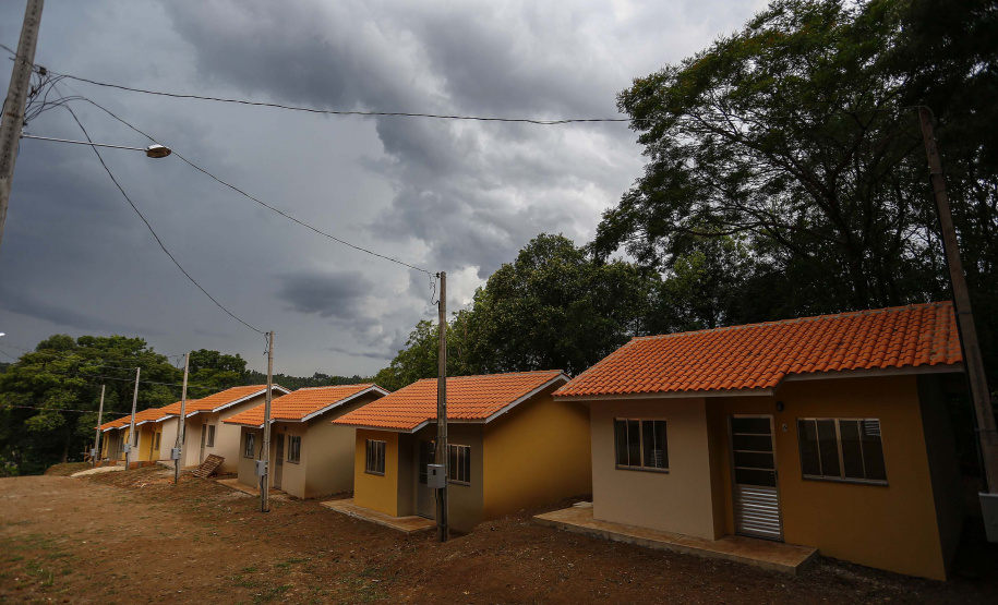 As 20 casas populares do conjunto habitacional erguido no bairro Jardim Planalto em Guaraniaçu, na região Oeste do Estado, serão entregues no começo de 2021. O empreendimento é uma parceria do Governo do Paraná, da Itaipu Binacional e da prefeitura do município e recebeu investimento de R$ 1.035.744,30. Ele se soma a projetos similares que estão em andamento em outros 15 municípios. - 02-12-2020 - Foto: Jonathan Campos/ AEN