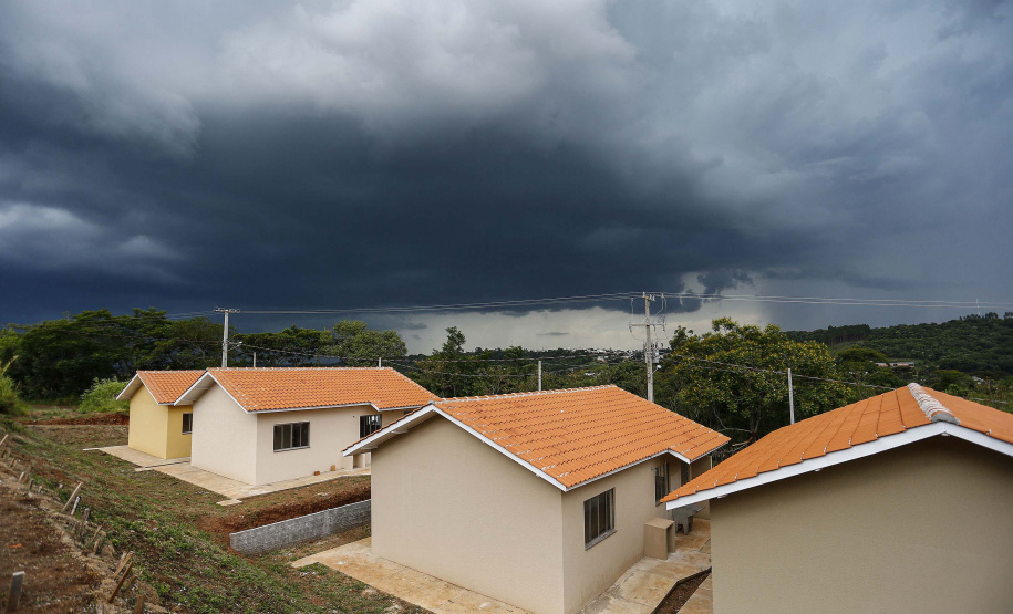 As 20 casas populares do conjunto habitacional erguido no bairro Jardim Planalto em Guaraniaçu, na região Oeste do Estado, serão entregues no começo de 2021. O empreendimento é uma parceria do Governo do Paraná, da Itaipu Binacional e da prefeitura do município e recebeu investimento de R$ 1.035.744,30. Ele se soma a projetos similares que estão em andamento em outros 15 municípios. - 02-12-2020 - Foto: Jonathan Campos/ AEN