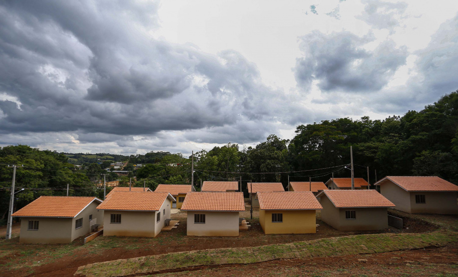 As 20 casas populares do conjunto habitacional erguido no bairro Jardim Planalto em Guaraniaçu, na região Oeste do Estado, serão entregues no começo de 2021. O empreendimento é uma parceria do Governo do Paraná, da Itaipu Binacional e da prefeitura do município e recebeu investimento de R$ 1.035.744,30. Ele se soma a projetos similares que estão em andamento em outros 15 municípios. - 02-12-2020 - Foto: Jonathan Campos/ AEN