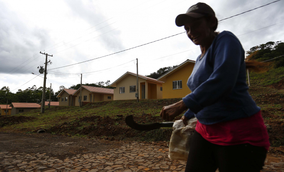 As 20 casas populares do conjunto habitacional erguido no bairro Jardim Planalto em Guaraniaçu, na região Oeste do Estado, serão entregues no começo de 2021. O empreendimento é uma parceria do Governo do Paraná, da Itaipu Binacional e da prefeitura do município e recebeu investimento de R$ 1.035.744,30. Ele se soma a projetos similares que estão em andamento em outros 15 municípios. - 02-12-2020 - Foto: Jonathan Campos/ AEN