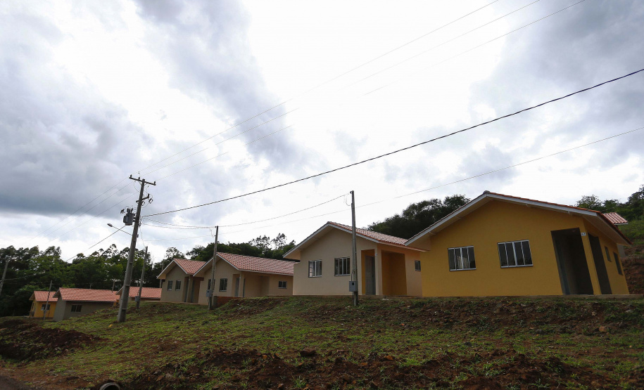 As 20 casas populares do conjunto habitacional erguido no bairro Jardim Planalto em Guaraniaçu, na região Oeste do Estado, serão entregues no começo de 2021. O empreendimento é uma parceria do Governo do Paraná, da Itaipu Binacional e da prefeitura do município e recebeu investimento de R$ 1.035.744,30. Ele se soma a projetos similares que estão em andamento em outros 15 municípios. - 02-12-2020 - Foto: Jonathan Campos/ AEN