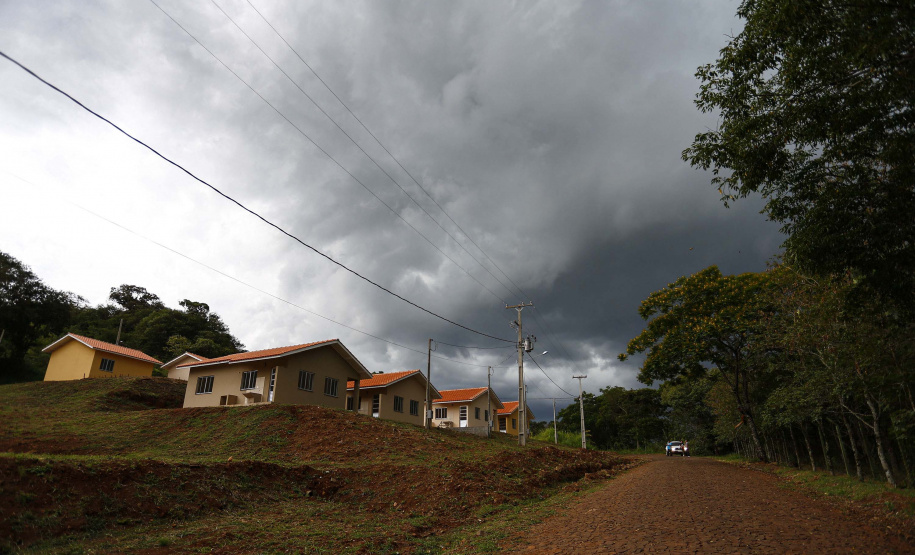 As 20 casas populares do conjunto habitacional erguido no bairro Jardim Planalto em Guaraniaçu, na região Oeste do Estado, serão entregues no começo de 2021. O empreendimento é uma parceria do Governo do Paraná, da Itaipu Binacional e da prefeitura do município e recebeu investimento de R$ 1.035.744,30. Ele se soma a projetos similares que estão em andamento em outros 15 municípios. - 02-12-2020 - Foto: Jonathan Campos/ AEN