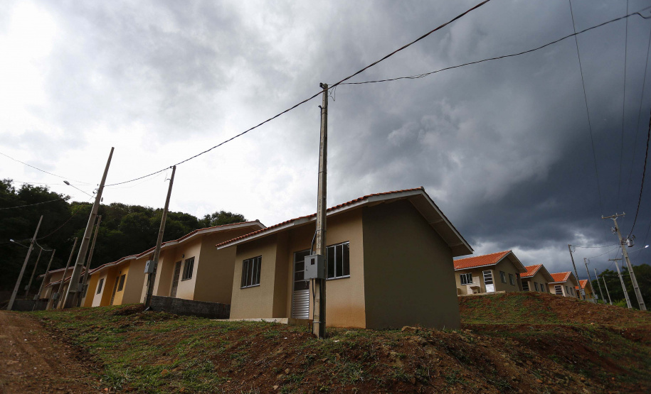 As 20 casas populares do conjunto habitacional erguido no bairro Jardim Planalto em Guaraniaçu, na região Oeste do Estado, serão entregues no começo de 2021. O empreendimento é uma parceria do Governo do Paraná, da Itaipu Binacional e da prefeitura do município e recebeu investimento de R$ 1.035.744,30. Ele se soma a projetos similares que estão em andamento em outros 15 municípios. - 02-12-2020 - Foto: Jonathan Campos/ AEN