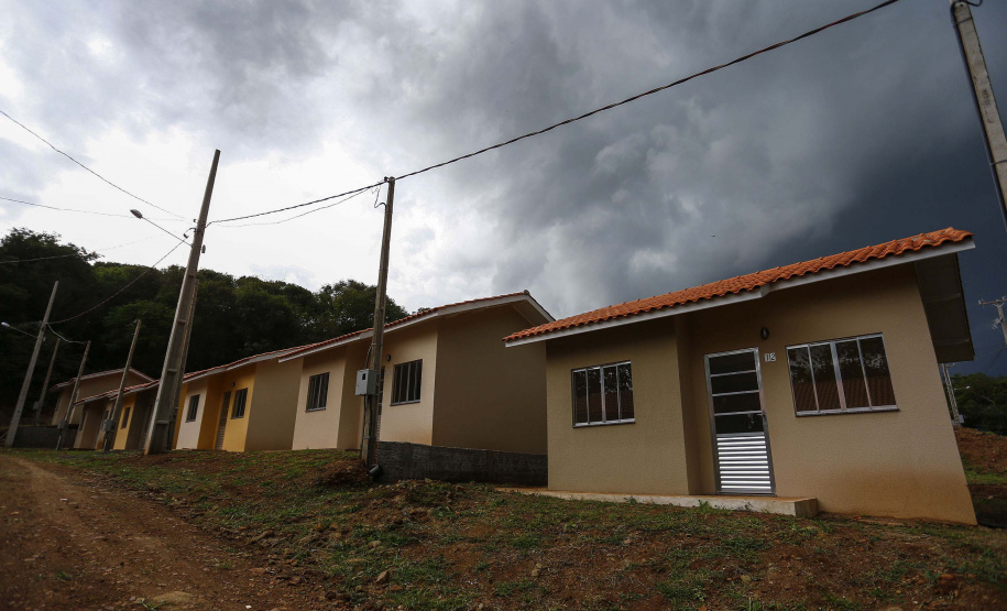As 20 casas populares do conjunto habitacional erguido no bairro Jardim Planalto em Guaraniaçu, na região Oeste do Estado, serão entregues no começo de 2021. O empreendimento é uma parceria do Governo do Paraná, da Itaipu Binacional e da prefeitura do município e recebeu investimento de R$ 1.035.744,30. Ele se soma a projetos similares que estão em andamento em outros 15 municípios. - 02-12-2020 - Foto: Jonathan Campos/ AEN