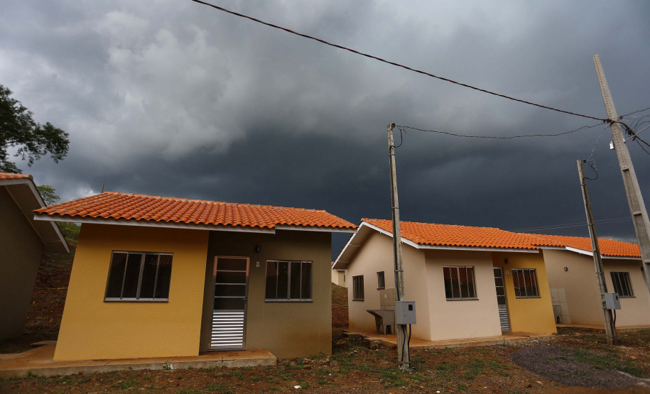 As 20 casas populares do conjunto habitacional erguido no bairro Jardim Planalto em Guaraniaçu, na região Oeste do Estado, serão entregues no começo de 2021. O empreendimento é uma parceria do Governo do Paraná, da Itaipu Binacional e da prefeitura do município e recebeu investimento de R$ 1.035.744,30. Ele se soma a projetos similares que estão em andamento em outros 15 municípios. - 02-12-2020 - Foto: Jonathan Campos/ AEN