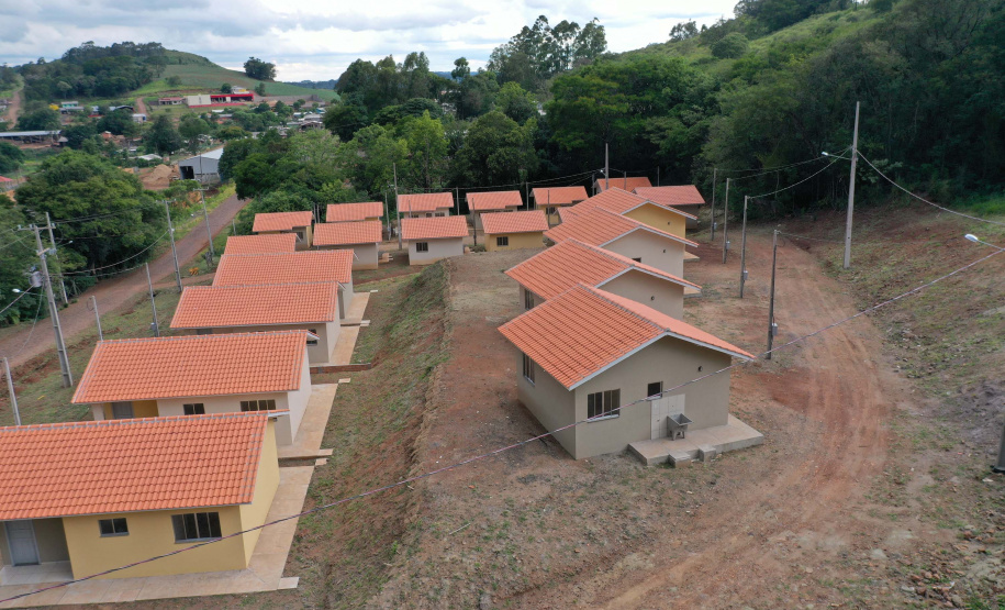 As 20 casas populares do conjunto habitacional erguido no bairro Jardim Planalto em Guaraniaçu, na região Oeste do Estado, serão entregues no começo de 2021. O empreendimento é uma parceria do Governo do Paraná, da Itaipu Binacional e da prefeitura do município e recebeu investimento de R$ 1.035.744,30. Ele se soma a projetos similares que estão em andamento em outros 15 municípios. - 02-12-2020 - Foto: Alessandro Vieira/ AEN