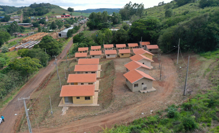 As 20 casas populares do conjunto habitacional erguido no bairro Jardim Planalto em Guaraniaçu, na região Oeste do Estado, serão entregues no começo de 2021. O empreendimento é uma parceria do Governo do Paraná, da Itaipu Binacional e da prefeitura do município e recebeu investimento de R$ 1.035.744,30. Ele se soma a projetos similares que estão em andamento em outros 15 municípios. - 02-12-2020 - Foto: Alessandro Vieira/ AEN