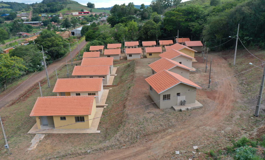 As 20 casas populares do conjunto habitacional erguido no bairro Jardim Planalto em Guaraniaçu, na região Oeste do Estado, serão entregues no começo de 2021. O empreendimento é uma parceria do Governo do Paraná, da Itaipu Binacional e da prefeitura do município e recebeu investimento de R$ 1.035.744,30. Ele se soma a projetos similares que estão em andamento em outros 15 municípios. - 02-12-2020 - Foto: Alessandro Vieira/ AEN