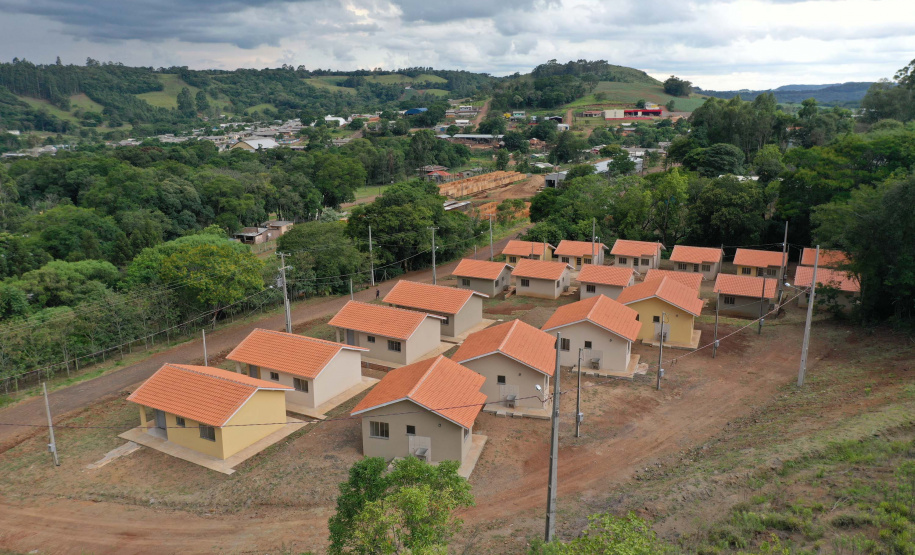 As 20 casas populares do conjunto habitacional erguido no bairro Jardim Planalto em Guaraniaçu, na região Oeste do Estado, serão entregues no começo de 2021. O empreendimento é uma parceria do Governo do Paraná, da Itaipu Binacional e da prefeitura do município e recebeu investimento de R$ 1.035.744,30. Ele se soma a projetos similares que estão em andamento em outros 15 municípios. - 02-12-2020 - Foto: Alessandro Vieira/ AEN