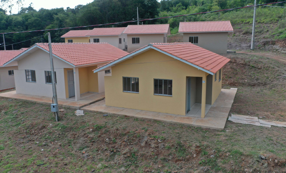 As 20 casas populares do conjunto habitacional erguido no bairro Jardim Planalto em Guaraniaçu, na região Oeste do Estado, serão entregues no começo de 2021. O empreendimento é uma parceria do Governo do Paraná, da Itaipu Binacional e da prefeitura do município e recebeu investimento de R$ 1.035.744,30. Ele se soma a projetos similares que estão em andamento em outros 15 municípios. - 02-12-2020 - Foto: Alessandro Vieira/ AEN