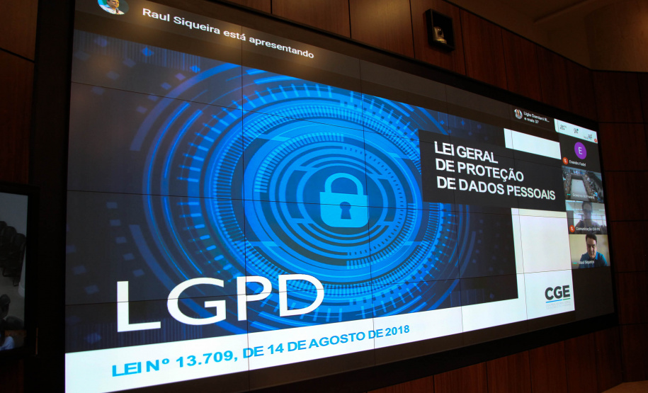 A Governo do Paraná passa a ter, no próximo ano, “guardiões” de dados
pessoais dos cidadãos paranaense. O Decreto 6.474 regulamenta a Lei Geral
de Proteção de Dados – LGPD (13.709/2018) e define responsabilidades dos
servidores quando ao tratamento de informações pessoais. O texto está
publicado no Diário Oficial. Foto: Ari Dias/AEN