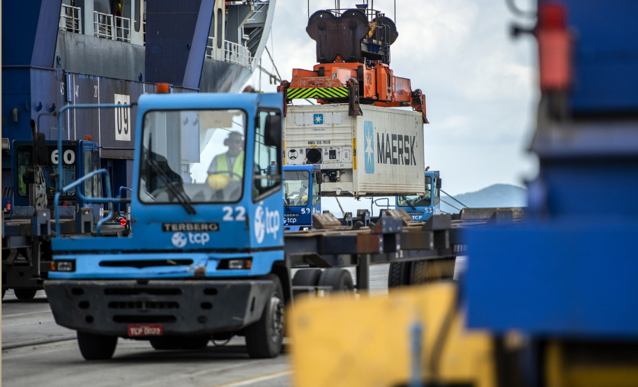 Ampliada a capacidadede carregamento de contêineres no Porto de Paranaguá.