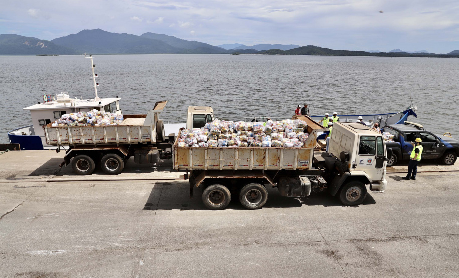 Portos do Paraná entrega cestas básicas a comunidades isoladas.
