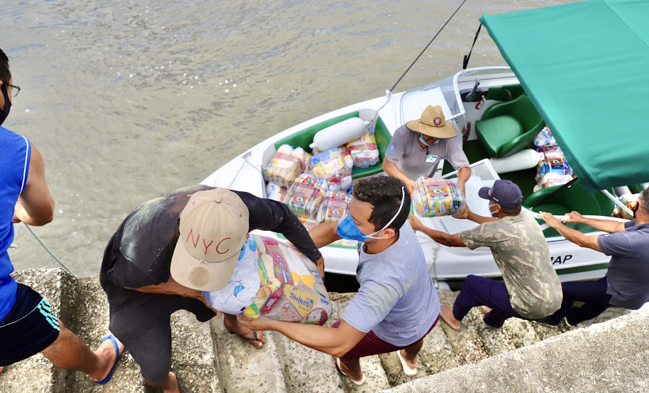 Portos do Paraná entrega cestas básicas a comunidades isoladas.