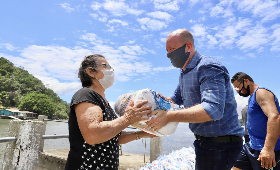 Portos do Paraná entrega cestas básicas a comunidades isoladas.