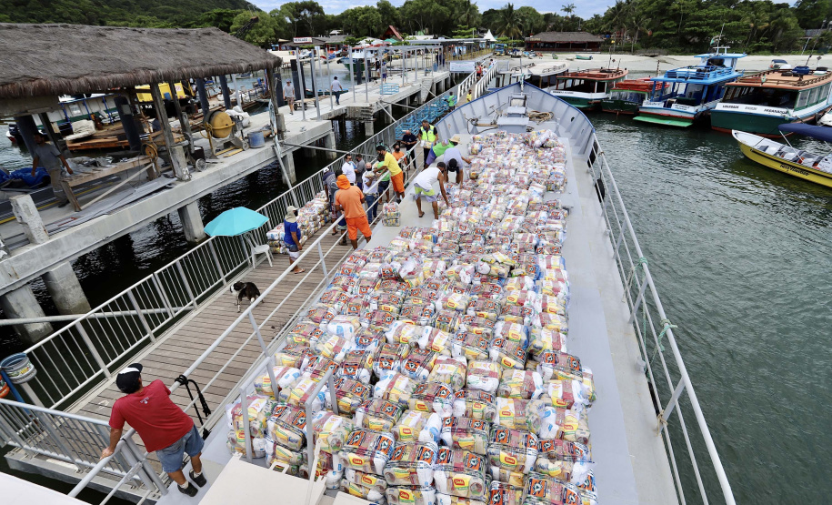 Portos do Paraná entrega cestas básicas a comunidades isoladas.