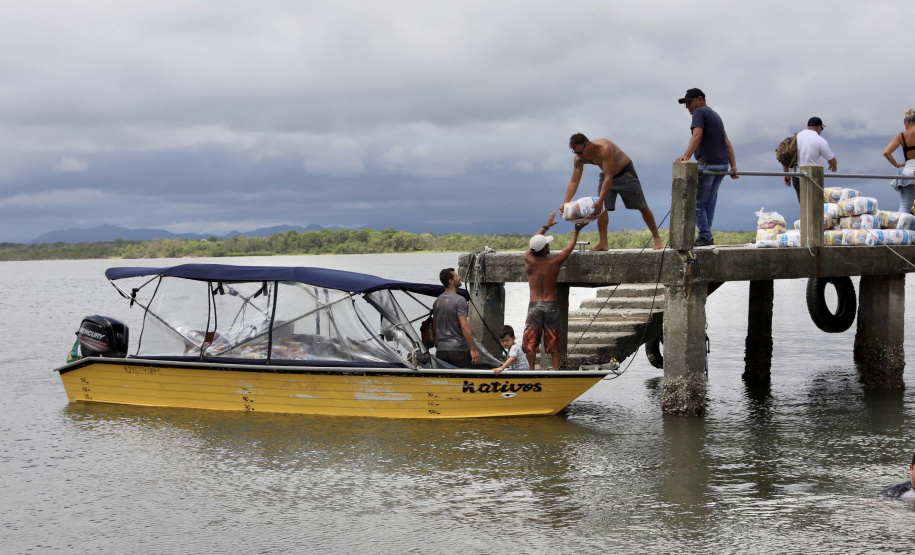 Portos do Paraná entrega cestas básicas a comunidades isoladas.