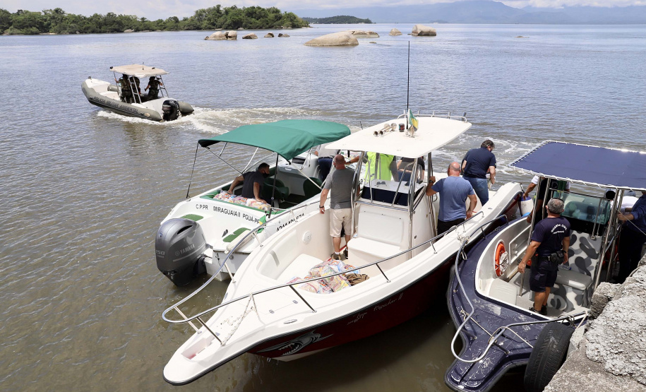 Portos do Paraná entrega cestas básicas a comunidades isoladas.