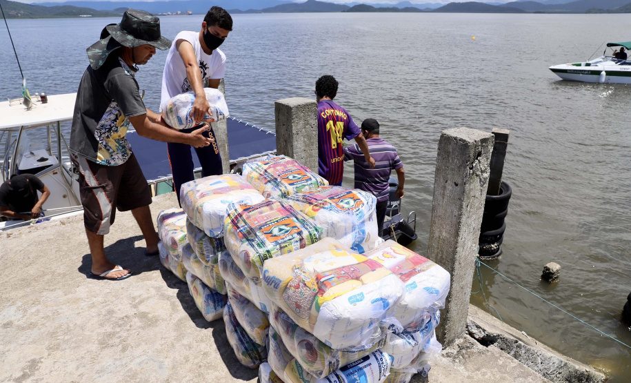 Portos do Paraná entrega cestas básicas a comunidades isoladas.
