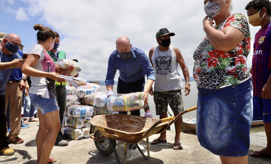 Portos do Paraná entrega cestas básicas a comunidades isoladas.